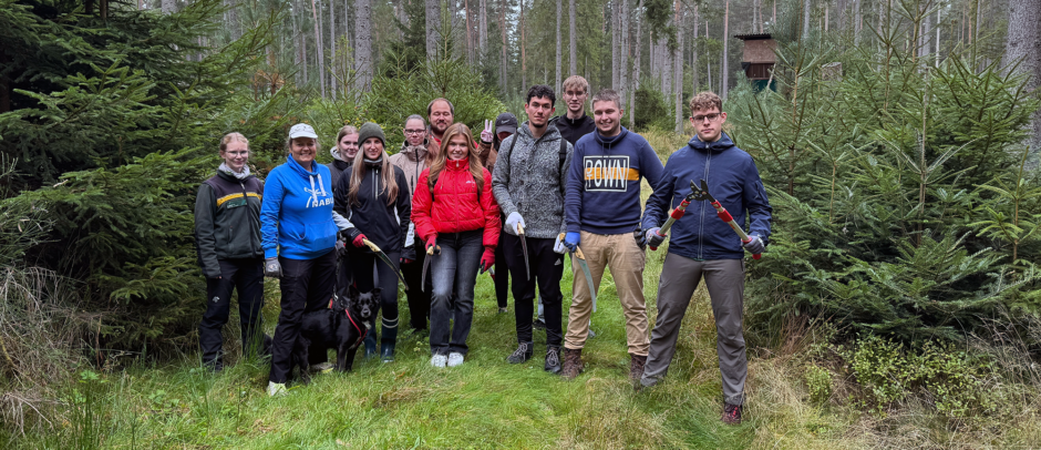 Sparkassen-Azubis engagieren sich für den Erhalt des Auerhuhns